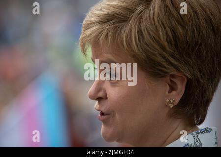 Glasgow, Regno Unito, 6th agosto 2022. Il primo ministro scozzese Nicola Sturgeon ha fatto la sua apparizione e un breve discorso per aprire il Festival Internazionale di Govanhill e il Carnevale nel Queen’s Park, a Glasgow, Scozia, il 6 agosto 2022. Foto Stock