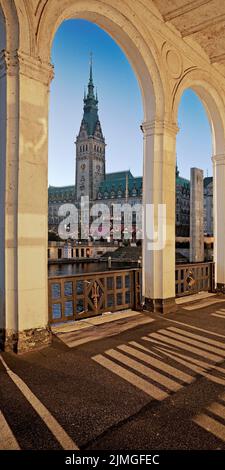Portici Alster con vista sulla torre del municipio, Amburgo, Germania, Europa Foto Stock