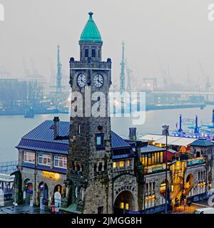 Torre dell'orologio e torre di livello, Landungsbruecken, St. Pauli, Amburgo, Germania, Europa Foto Stock