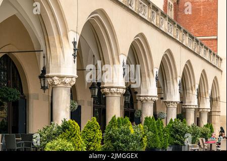 Cracovia, malopolskie voivodsip, Polonia; 1st agosto 2022: Fila di portici a Sukiennice punto di riferimento di Cracovia con caffè sul marciapiede Foto Stock