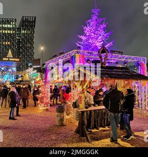 Santa Pauli, il mercato natalizio più caldo di Amburgo di fronte alle Dancing Towers, Amburgo, Germania Foto Stock