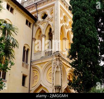 Splendida antica villa mediterranea con lunghe finestre sull'Isola del Garda o sull'Isola di Garda Foto Stock