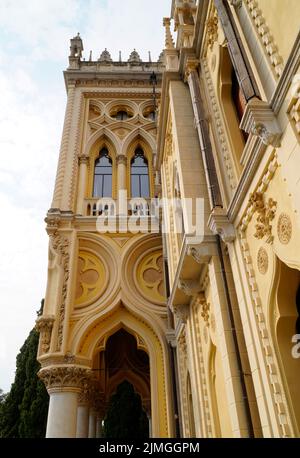 Splendida antica villa mediterranea con lunghe finestre sull'Isola del Garda o sull'Isola di Garda Foto Stock