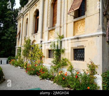 Splendido castello mediterraneo o villa DELLA FAMIGLIA BORGHESE CAVAZZA sull'Isola del Garda o sull'Isola di Garda (Italia) Foto Stock