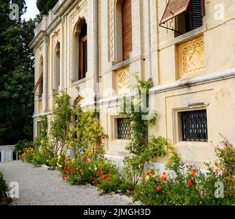 Splendido castello mediterraneo o villa DELLA FAMIGLIA BORGHESE CAVAZZA sull'Isola del Garda o sull'Isola di Garda (Italia) Foto Stock