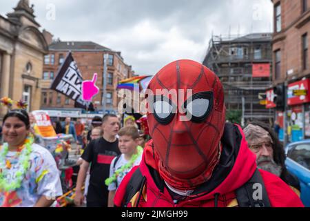 Glasgow, Scozia, Regno Unito. 6th Agosto 2022. Il Festival Internazionale di Govanhill e la Parata del Carnevale. La sfilata di quest'anno comprende gruppi di comunità, un drago cinese, un piper, batteristi, ballerini, Pattinatori a rotelle e una banda di ottone, tutti a partire da Govanhill Park e viaggiando per le strade di Govanhill fino al Queen's Park. Credit: SKULLY/Alamy Live News Foto Stock