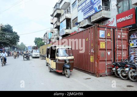 I contenitori sono stati messi dalla polizia di Sindh come gli accordi di sicurezza stanno rendendo fool-proof dalla polizia a causa di motivi di sicurezza in occasione della processione di lutto di Muharram-ul-Haram, nella zona di Saddar di Karachi il sabato 06 agosto 2022. Foto Stock