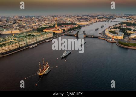 Paesaggio aereo con navi da guerra nel fiume Neva prima della vacanza della Marina russa al mattino presto, le navi da guerra passano sotto a. Foto Stock