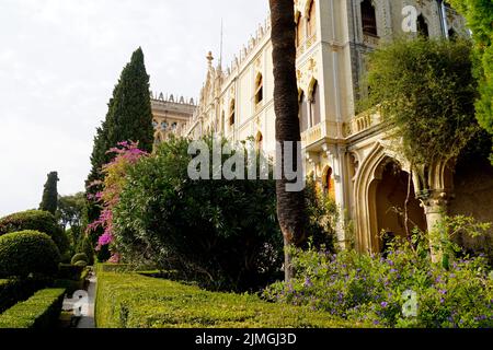 Splendido castello mediterraneo o villa DELLA FAMIGLIA BORGHESE CAVAZZA sull'Isola del Garda o sull'Isola di Garda (Italia) Foto Stock