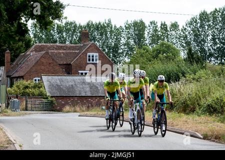 I ciclisti australiani guidano il corso in preparazione alla gara di strada del Commonwealth Games del 2022. Budbrooke Village, Warwickshire, Regno Unito. Foto Stock