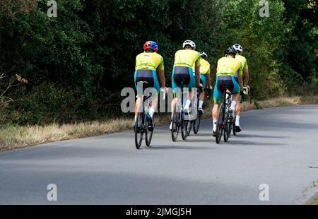 I ciclisti australiani guidano il corso in preparazione alla gara di strada del Commonwealth Games del 2022. Budbrooke Village, Warwickshire, Regno Unito. Foto Stock