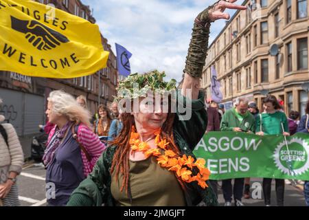 Glasgow, Scozia, Regno Unito. 6th Agosto 2022. Il Festival Internazionale di Govanhill e la Parata del Carnevale. La sfilata di quest'anno comprende gruppi di comunità, un drago cinese, un piper, batteristi, ballerini, Pattinatori a rotelle e una banda di ottone, tutti a partire da Govanhill Park e viaggiando per le strade di Govanhill fino al Queen's Park. Credit: SKULLY/Alamy Live News Foto Stock