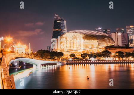 SINGAPORE, Singapore - Marzo 2019: Esplanade bridge e Teatri Esplanade sulla Baia. Singapore Foto Stock