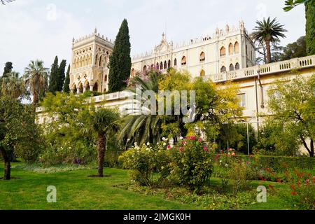 Uno splendido palazzo della famiglia Borghese Cavazza sull'isola di Isola del Garda sul lago di Garda (06 ottobre 2019) Foto Stock