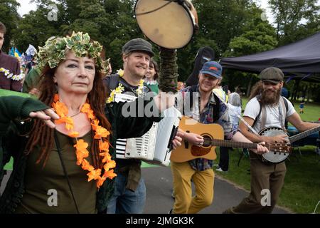 Glasgow, Regno Unito, 6th agosto 2022. La sfilata all'inizio del Festival Internazionale e Carnevale di Govanhill, a Glasgow, Scozia, 6 agosto 2022. Photo credit: Jeremy Sutton-Hibbert/Alamy Live News Foto Stock