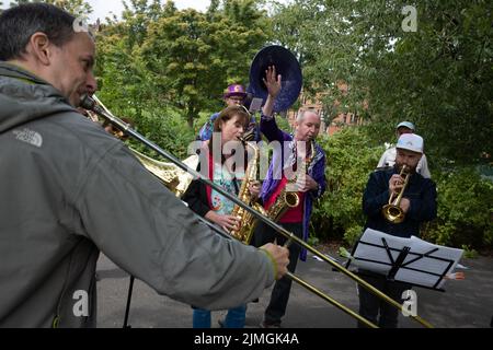 Glasgow, Regno Unito, 6th agosto 2022. La sfilata all'inizio del Festival Internazionale e Carnevale di Govanhill, a Glasgow, Scozia, 6 agosto 2022. Photo credit: Jeremy Sutton-Hibbert/Alamy Live News Foto Stock