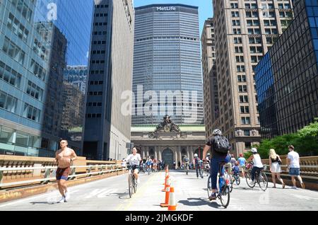 New Yorkesi sono visti a piedi e in bicicletta intorno a Park Avenue durante le “strade estive” senza auto lungo Park Avenue a New York City. Foto Stock