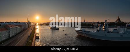 Panorama aereo di navi da guerra nelle acque del fiume Neva prima della vacanza della Marina russa, il potere del mare, la Foto Stock