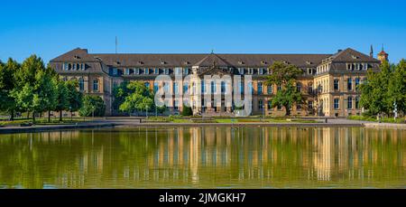 Vista sul retro del nuovo castello (Neues Schloss) a Stoccarda con un lago. Baden Wuerttemberg, Germania, Europa Foto Stock