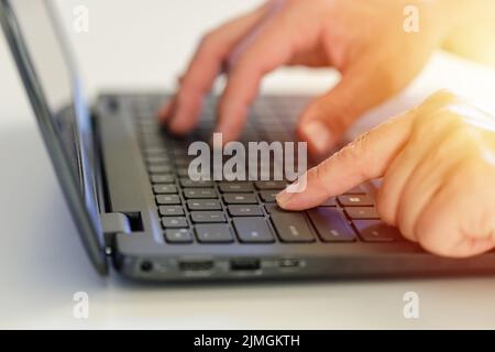 Lavorare da casa sul laptop. Vestito casual e comodo in ufficio. Foto Stock