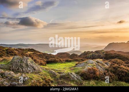 L'epica immagine del paesaggio del tramonto autunnale da Holme è caduta guardando verso Coniston Water nel Lake District Foto Stock