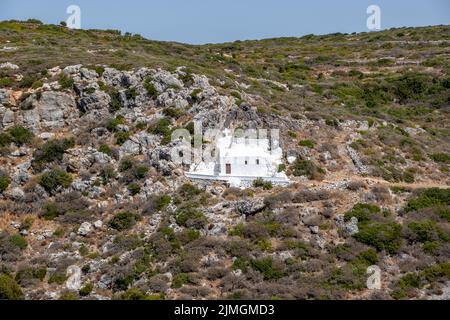 Agia Marina a Nerou, Kythera Ionian Islands Mylopotamos villaggio Grecia. Chiesa ortodossa imbiancata costruita nelle rocce del backgro di montagna di Kato Chora Foto Stock