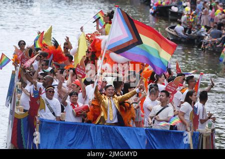 Amsterdam, Paesi Bassi. 06th ago 2022. Revelers gode sulla barca celebra la sfilata LGBTI Canal Pride sul canale Prinsengracht con il tema di quest'anno 'il mio genere, il mio orgoglio' il 6 agosto 2022 ad Amsterdam, Olanda. Migliaia di persone provenienti da tutto il mondo partecipano all'annuale LGBTI Pride e al Canal Parade, dove 80 barche con i rivelatori in costumi d'fantasia sfilano la capitale olandese dal canale Prinsengracht al fiume Amstel. (Paulo Amorim /Sipa USA) Credit: Sipa USA/Alamy Live News Foto Stock