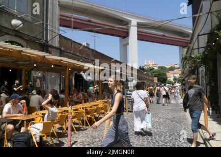 La LX Factory è un'area risviluppata di vecchie fabbriche sotto il ponte del 25 aprile, ora trasformata in negozi e caffè e sede di un mercato domenicale.Anna Wats Foto Stock