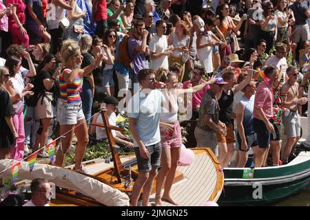 Amsterdam, Paesi Bassi. 06th ago 2022. Revelers gode sulla barca celebra la sfilata LGBTI Canal Pride sul canale Prinsengracht con il tema di quest'anno 'il mio genere, il mio orgoglio' il 6 agosto 2022 ad Amsterdam, Olanda. Migliaia di persone provenienti da tutto il mondo partecipano all'annuale LGBTI Pride e al Canal Parade, dove 80 barche con i rivelatori in costumi d'fantasia sfilano la capitale olandese dal canale Prinsengracht al fiume Amstel. (Paulo Amorim /Sipa USA) Credit: Sipa USA/Alamy Live News Foto Stock