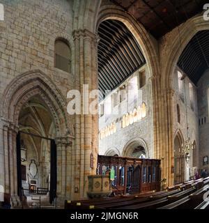 Interno dello storico priorato medievale di cartmel in cumbria ora la chiesa parrocchiale di san michele e maria Foto Stock