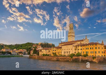 Verona Italia, skyline della città sull'Adige e sulla Cattedrale di Verona Foto Stock