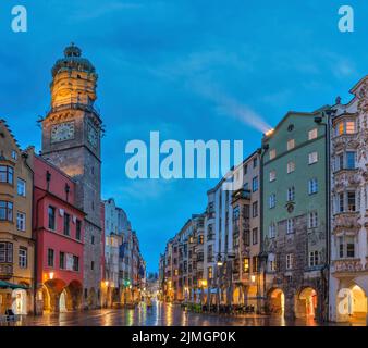 Innsbruck Austria, skyline notturno della città nel centro storico di Herzog Friedrich Street Foto Stock