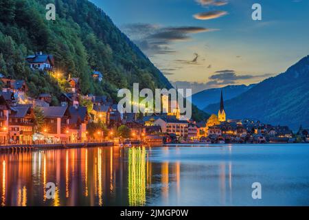 Hallstatt Austria, natura notturna paesaggio del villaggio di Hallstatt con lago e montagna Foto Stock