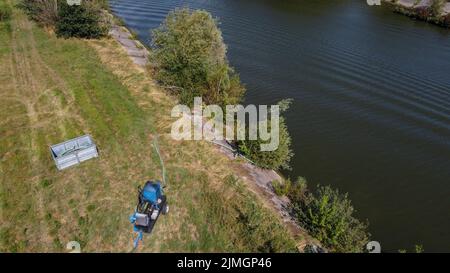 L'immagine aerea del drone mostra una pompa dell'acqua vicino al fiume Leie in Zulte, sabato 06 agosto 2022. Le piogge basse da marzo e il tempo estremamente secco di luglio comportano un livello critico basso delle acque sotterranee e un basso livello di flusso delle vie d'acqua nelle Fiandre. FOTO DI BELGA NICOLAS MAETERLINCK Foto Stock