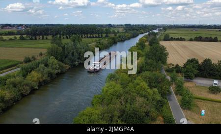 L'immagine aerea del drone mostra una chiatta sul fiume Leie a Zulte, sabato 06 agosto 2022. Le piogge basse da marzo e il tempo estremamente secco di luglio comportano un livello critico basso delle acque sotterranee e un basso livello di flusso delle vie d'acqua nelle Fiandre. FOTO DI BELGA NICOLAS MAETERLINCK Foto Stock