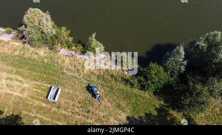 L'immagine aerea del drone mostra una pompa dell'acqua vicino al fiume Leie in Zulte, sabato 06 agosto 2022. Le piogge basse da marzo e il tempo estremamente secco di luglio comportano un livello critico basso delle acque sotterranee e un basso livello di flusso delle vie d'acqua nelle Fiandre. FOTO DI BELGA NICOLAS MAETERLINCK Foto Stock