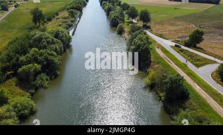 L'immagine aerea del drone mostra il fiume Leie a Zulte, sabato 06 agosto 2022. Le piogge basse da marzo e il tempo estremamente secco di luglio comportano un livello critico basso delle acque sotterranee e un basso livello di flusso delle vie d'acqua nelle Fiandre. FOTO DI BELGA NICOLAS MAETERLINCK Foto Stock