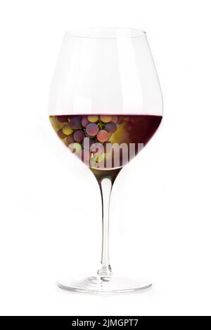Uva da vino rosso in un bicchiere, collage creativo. Wineglass, isolato su bianco Foto Stock
