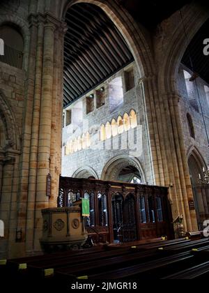 Interno dello storico priorato medievale di cartmel in cumbria ora la chiesa parrocchiale di san michele e maria Foto Stock