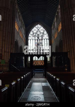 Interno dello storico priorato medievale di cartmel in cumbria ora la chiesa parrocchiale di san michele e maria Foto Stock