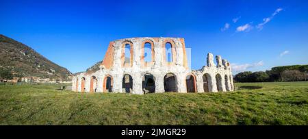 I resti dell'anfiteatro romano di Gubbio Foto Stock