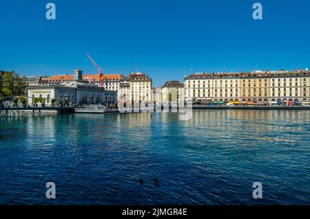 GINEVRA, SVIZZERA - 4 SETTEMBRE 2013: Vista degli edifici di Ginevra, sulle rive del lago Leman Foto Stock