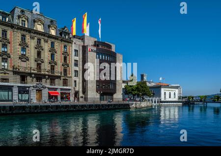 GINEVRA, SVIZZERA - 4 SETTEMBRE 2013: Vista degli edifici di Ginevra, sulle rive del lago Leman Foto Stock