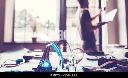 automazione del tecnico di installazione del sistema domestico intelligente Foto Stock