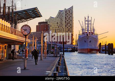 Elbphilharmonie mit dem Museumsschiff Cap San Diego bei Sonnenaufgang, Landungsbruecken, St. Pauli, Amburgo, Germania, Europa Foto Stock