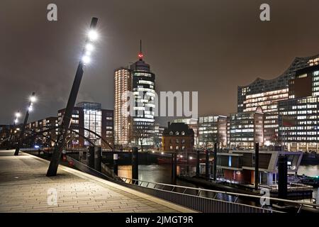 Elbe Promenade con la casa di Colombo e l'Elbphilharmonie di notte, HafenCity, Amburgo, Germania Foto Stock