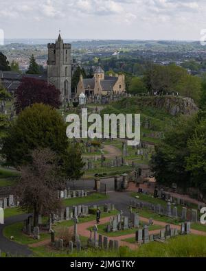 Un colpo ad angolo alto della Chiesa della Santa Rude con un cimitero dietro di essa Foto Stock