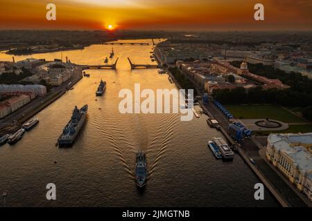 Paesaggio aereo con navi da guerra nel fiume Neva prima della vacanza della Marina russa al mattino presto, le navi da guerra passano sotto a. Foto Stock