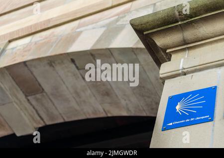 Simbolo di Saint James Way che indica il percorso su un edificio a Ginevra, Svizzera Foto Stock