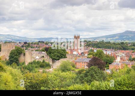 Una vista della città mercato di Ludlow nello Shropshire UK, che mostra il castello e la chiesa di San Lorenzo Foto Stock